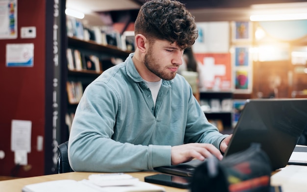 Universidad portátil e investigación con hombre en biblioteca para educación de conocimiento y tesis universitaria Academia futuro y aprendizaje con estudiante y portal en línea para proyecto de examen y beca