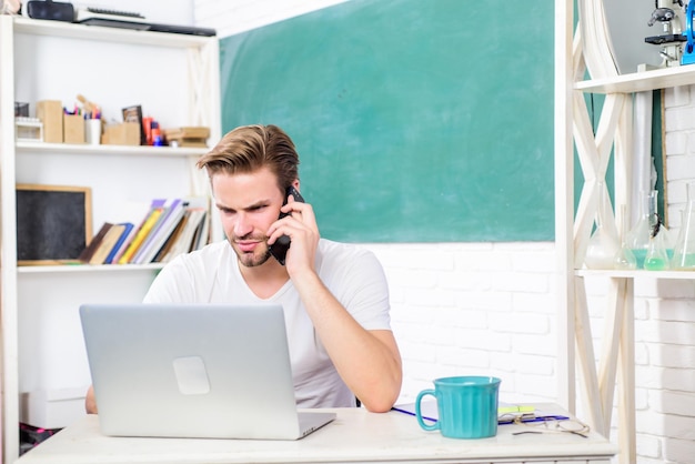 Universidad de secundaria. El hombre utiliza tecnología moderna. Mejora el conocimiento. Desarrollo web y comunicaciones online. Conocimientos requeridos. El estudiante aprende el lenguaje de programación. Los jóvenes exigen conocimientos modernos.