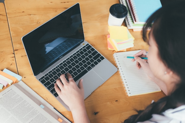 Universidad usando laptop para tareas de investigación