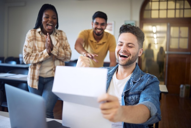 Foto universidade de estudantes felizes e documento de resultados de leitura e carta com sucesso para relatório de teste de exame e metas de educação amigos da faculdade e conquistas em notas de papel ou informações sobre bolsas de estudo