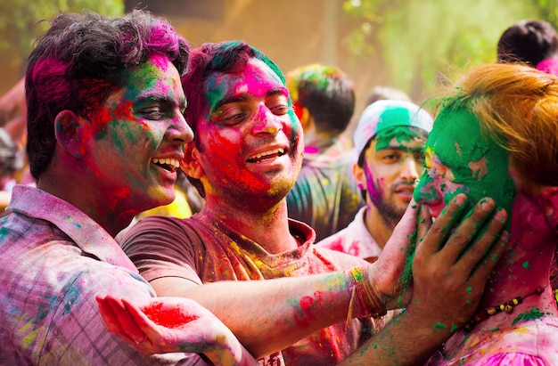 Universidade de Nehru celebra festival Holi em Delhi Índia Holi é um festival de primavera celebrado