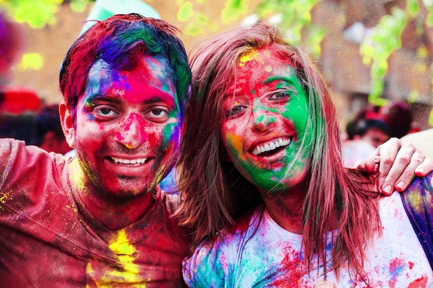 Universidade de nehru celebra festival holi em delhi índia holi é um festival de primavera celebrado