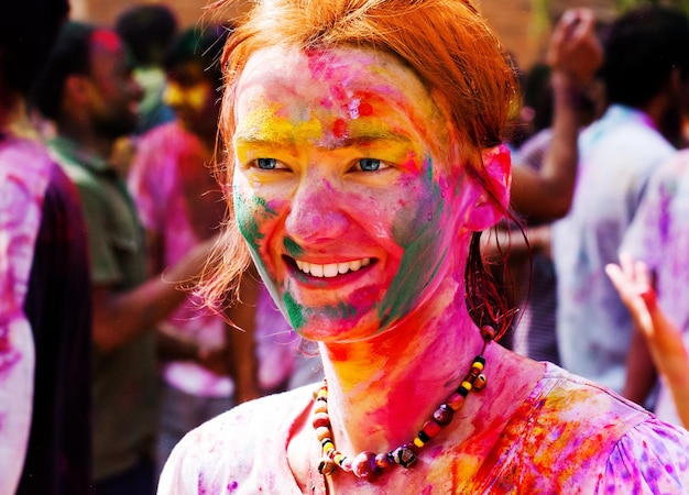 Universidade de Nehru celebra festival Holi em Delhi Índia Holi é um festival de primavera celebrado