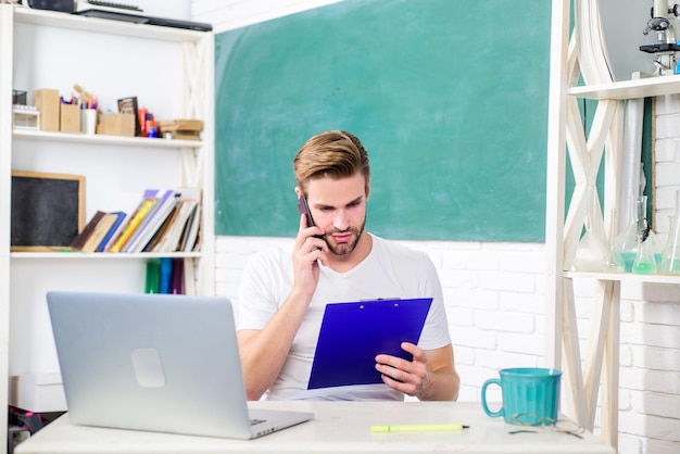 Universidade do ensino médio Professor de escola de homem usa tecnologia moderna para comunicação Estudante usa comunicação de smartphone A juventude exige conhecimento moderno Desenvolvimento web e comunicação online