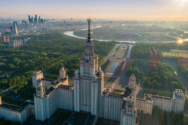 Universidade estadual de Moscou e o centro de negócios da cidade de Moscou ao nascer do sol. Cidade no nevoeiro. Rússia. Vista aérea.