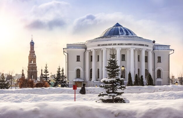 Universidade Médica e um campanário alto em Kazan