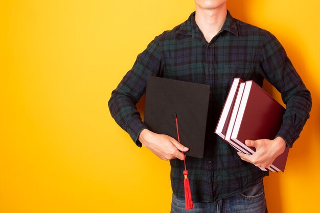 Universitätsmann ist mit Abschluss glücklich