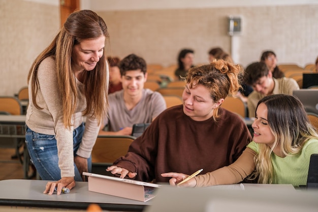 Universitätsprofessorin löst die Zweifel ihrer Schüler im multikulturellen Klassenzimmer