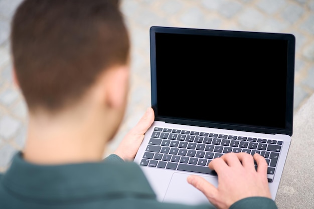 Universitätsstudent, der online studiert und sich mit einem Laptop auf die Prüfung vorbereitet. Freiberufler arbeiten, tippen