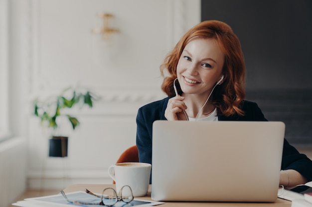 Universitätsstudent studiert online von zu Hause aus, bespricht die Projektarbeit mit Professor, posiert im Coworking Space und trinkt aromatischen Kaffee. Videokonferenz, vitrual Veranstaltung, Online-Bildungskonzept