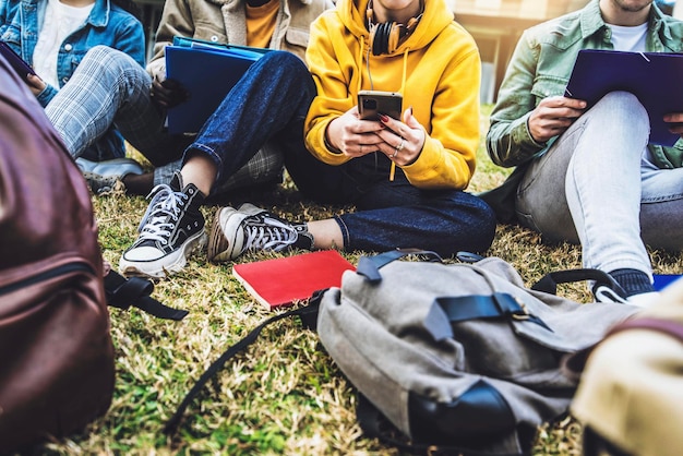 Universitätsstudenten, die zusammen sitzen, sitzen auf dem College-Campus