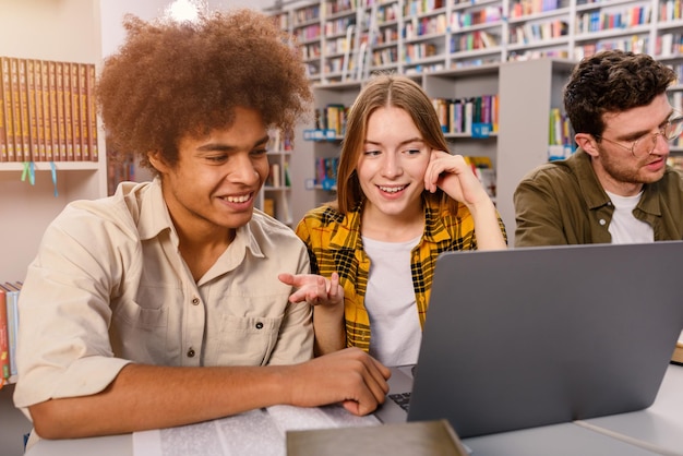 Universitätsstudenten lernen in einer Bibliothek gemeinsam als Teamarbeit zur Vorbereitung