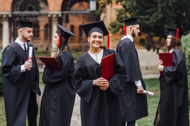 Universitário feminino animado segurando seu certificado