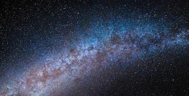 Foto universo colorido e constelação com milhões de estrelas à noite