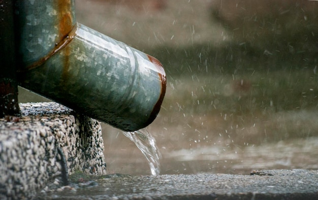 Unklare Bewegung des Wassers, das während des Regens aus dem Rohr fließt