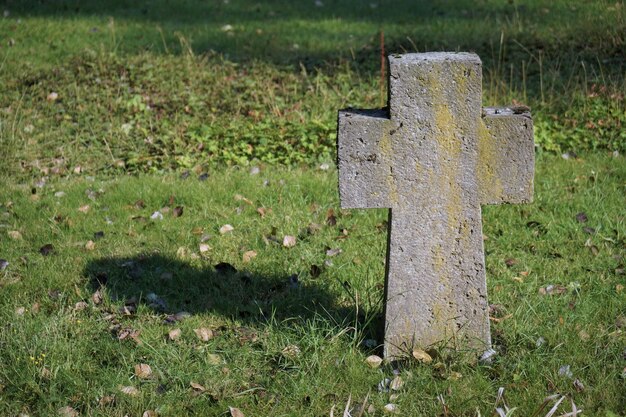 Unmarkierter Kreuz-Grabstein