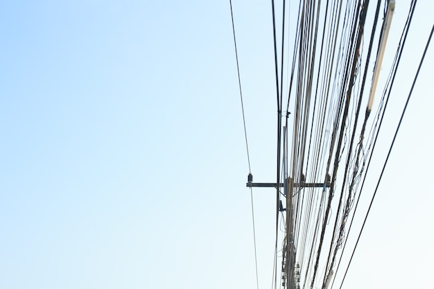 Unordentliche elektrische Kabel in Thailand. Freigelegte Glasfaser-Technologie im Freien in asiatischen Städten.