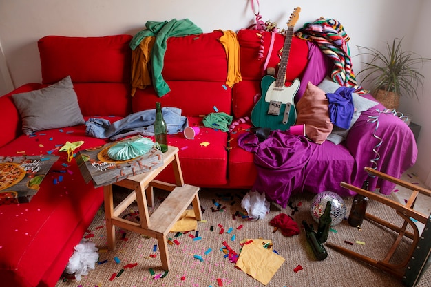 Unordentliches Interieur voller Kleidung