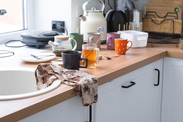 Unordnung in der Küche schmutziges Geschirr auf dem Tisch verstreute Dinge unhygienische Zustände Die Spülmaschine ist voll die Küche ist unordentlicher Alltag