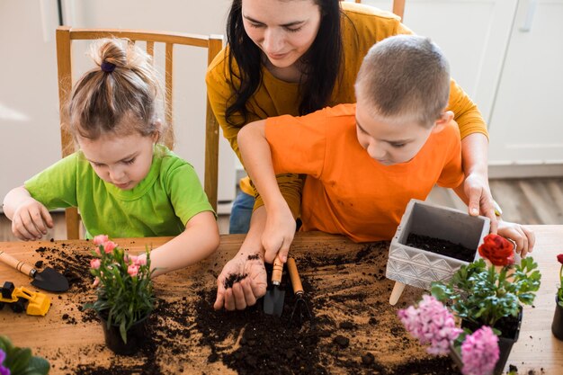 Unordnung und Schmutz auf einem Tisch, während Frühlingsblumen gepflanzt werden