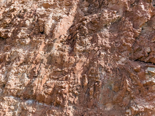 Unruhige Textur auf einem Bergfelsen