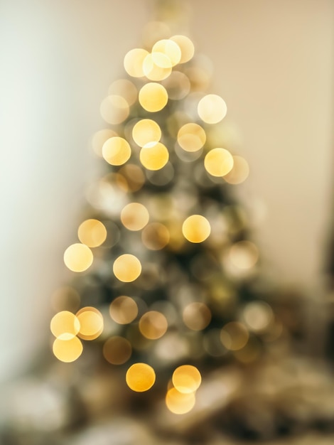 Unschärfe Bokeh Wohnung Zimmer mit grünen Weihnachtsbaum Geschenke präsentiert Girlanden