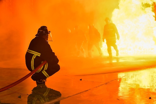 Unschärfen und Silhouetten von Feuerwehrleuten, die Brände löschen und Opfern helfen.