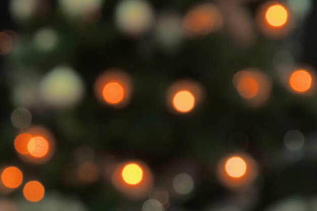 Unscharfe verzierte Weihnachtsbaum bokeh Lichter