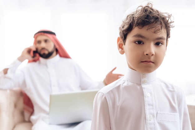 Unscharfer arabischer Mann, der am Telefon spricht.