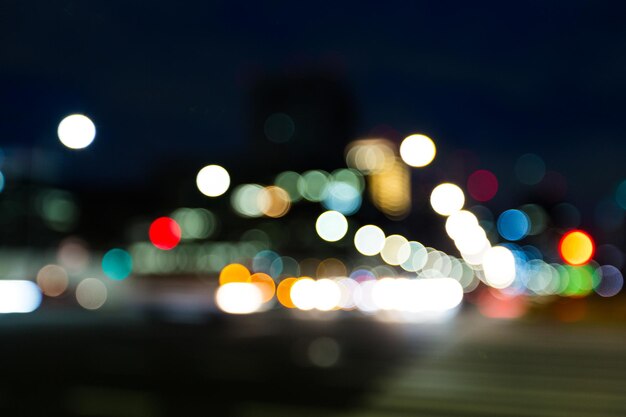 Unscharfer Blick auf die Straße bei Nacht