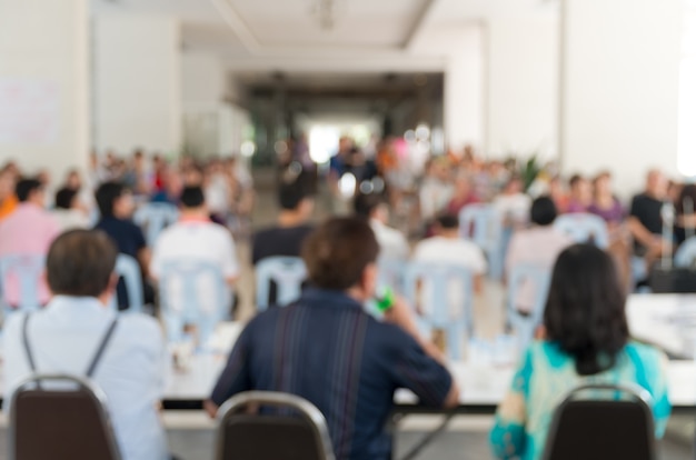 Unscharfer Hintergrund am hellen Konferenzsaal treffen