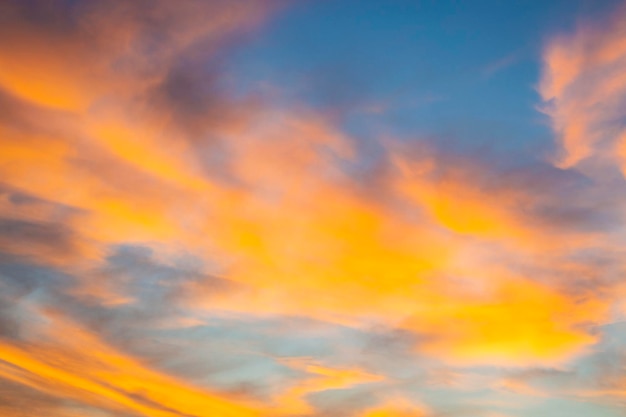 Unscharfer Hintergrund Blauer Himmel und weiße flauschige Wolken