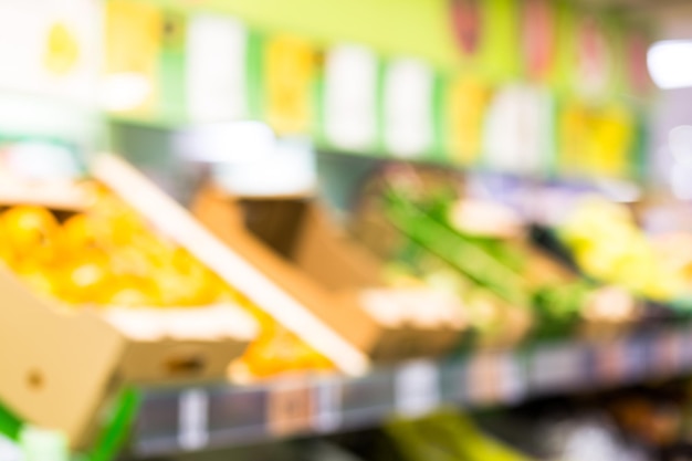 Unscharfer Hintergrund der Vitrine mit Gemüse und Obst auf dem Markt