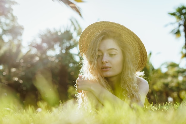 Unscharfer Hintergrund, Sommerbewohner im Urlaub liegt auf dem Gras