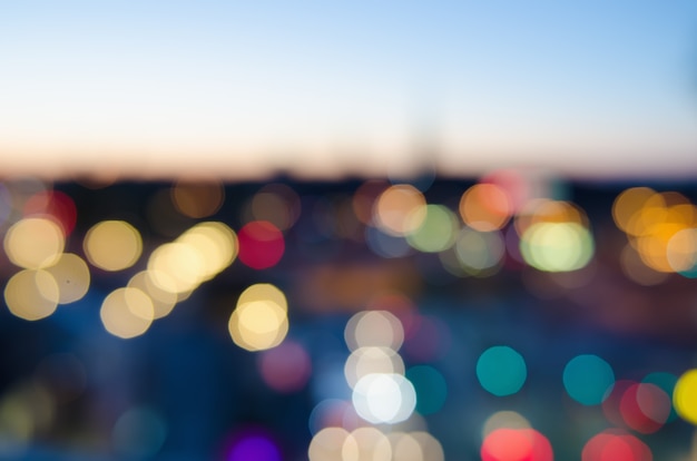 Unscharfer Stadthintergrund mit Lichtern und Bokeh in Stockholm, Schweden bei Sonnenuntergang