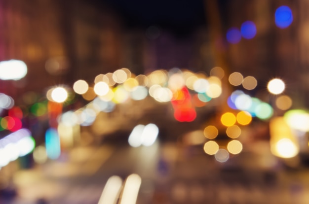 Unscharfer Stadthintergrund mit Lichtern und Bokeh in Stockholm, Schweden bei Sonnenuntergang