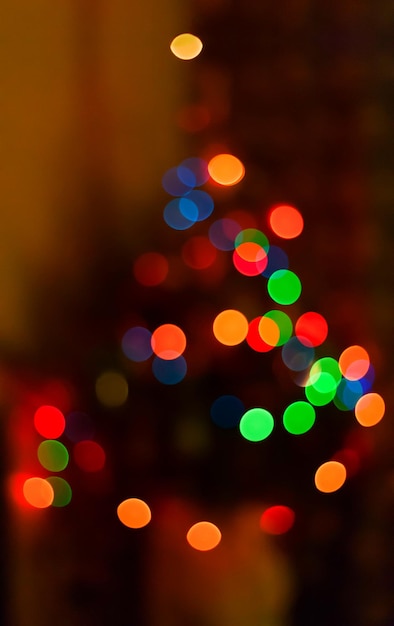 Unscharfer Weihnachtsbaum Rote grüne gelbe Lichter