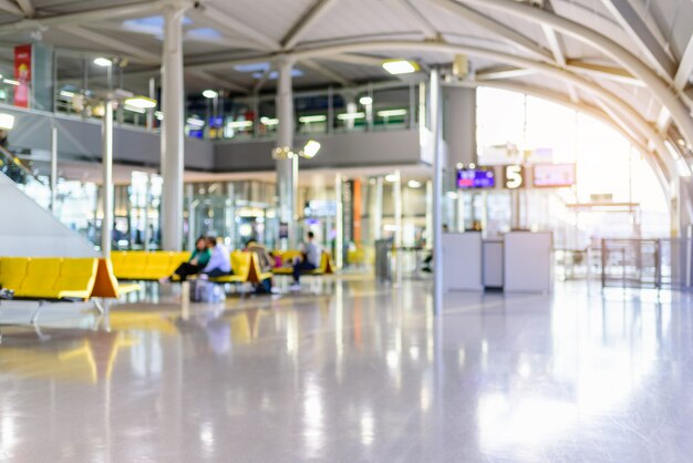 Unscharfes Foto: Passagier wartet auf Check-in für Flug am Flughafenterminal