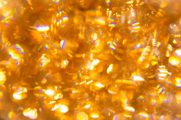 Unscharfes goldenes Licht aus Glaskristall-Diamant-Edelstein reflektiert glitzernde Luxus-Zusammenfassung für den Hintergrund