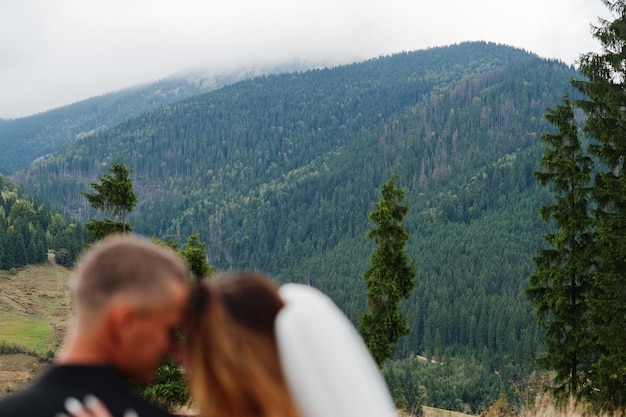 Unscharfes Hochzeitspaar gegen Berge