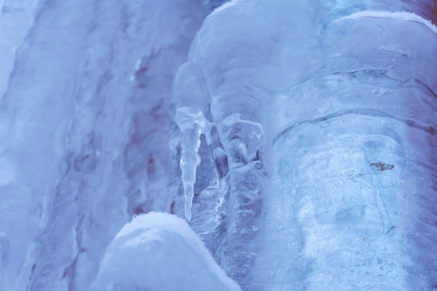 Unscharfes Relief blauer Natureishintergrund