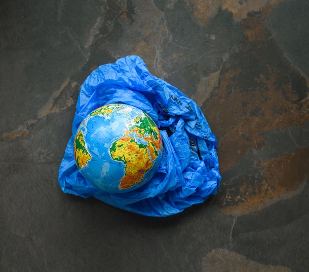 Foto unser plastisches weltkonzept, planet aus plastik