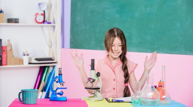 Unser Ziel ist es, das Heilmittel zu finden Mädchen studieren Chemie mit Reagenzglas zurück zur Schule Biologieunterricht Wissenschaftsunterricht mit Mikroskop Schullabor Moderne Technologie kleines Mädchen mit Laborkolben