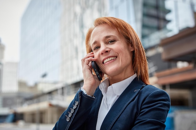 Unsere Multitasking-Geschäftsfrau bei der Arbeit Ihre Effizienz und ihre Fähigkeiten im Kundenservice glänzen