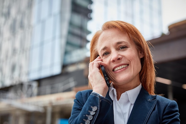 Unsere Multitasking-Geschäftsfrau bei der Arbeit Ihre Effizienz und ihre Fähigkeiten im Kundenservice glänzen