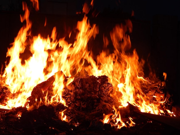 Unsortierte Papierabfallverwertung in Feuerflammen-Makroaufnahme