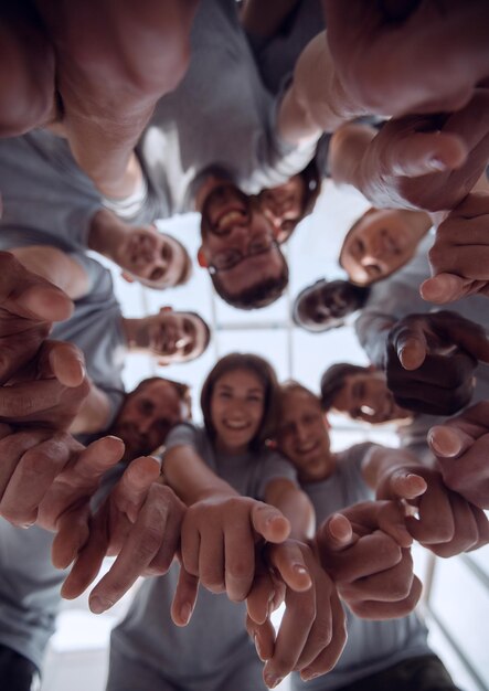 Foto unten sehen sie eine gruppe erfolgreicher junger menschen, die auf sie zeigen