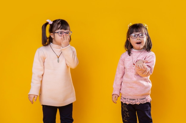 Unter Anomalie leiden. Kleine hübsche Mädchen mit psychischen Störungen tragen rosa Pullover und klare Brille für bessere Sicht