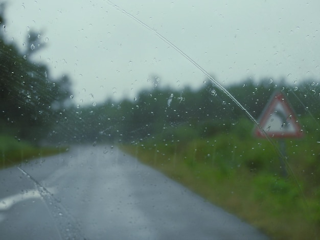 Foto unter dem regen die straße mit kurven fahren