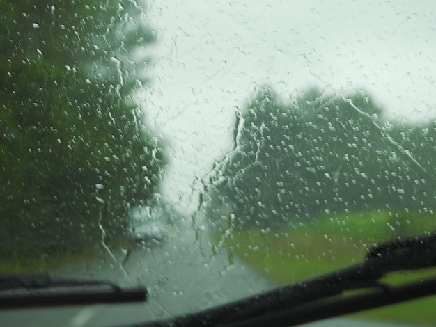 Foto unter dem regen fahren